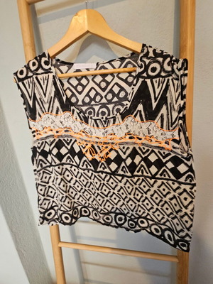 Candida sleeveless blouse like new, black and white geometric print with lace and orange embroidery