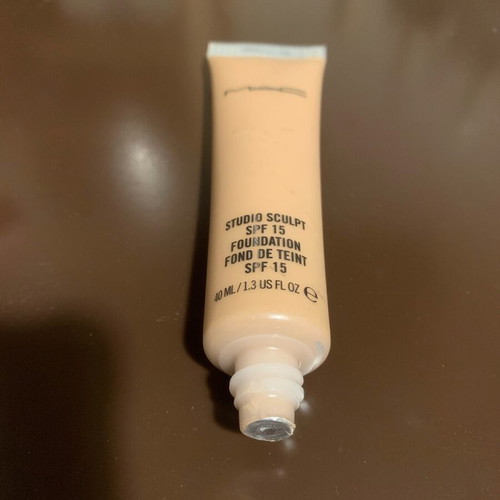 Mac Studio Sculpt Foundation SPF 15 new, shade NW40 40ml