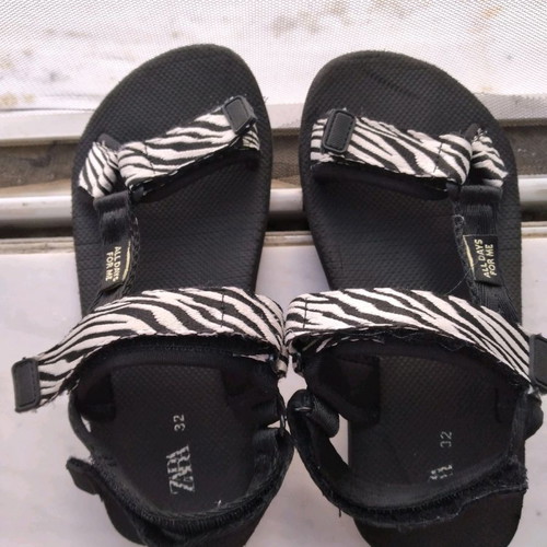 Zara sandals size 32, black