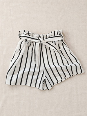 Shorts white with black stripe and matching belt, like new, size medium