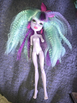 Κούκλα Monster High G2 Twyla electrified μεταχειρισμένη, με χαμένο χέρι