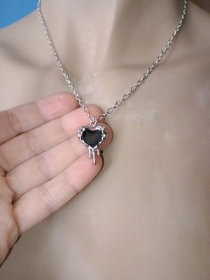 Necklace with dripping heart new, silver zinc alloy