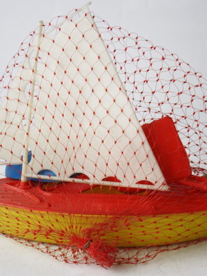 Пластмасова играчка ветроход "Кипър" нова, от 1970-те