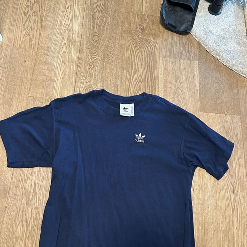 Adidas t-shirt set like new, baggy fit, size XS, blue and green