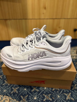 Hoka One One Bondi 9 αθλητικά σαν καινούργια, νούμερο 42, λευκό-λιλά