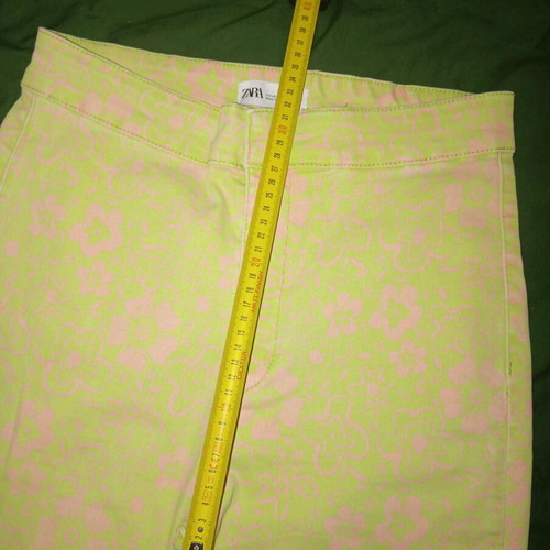 Zara high-waisted cropped jeans like new, green with pink flowers