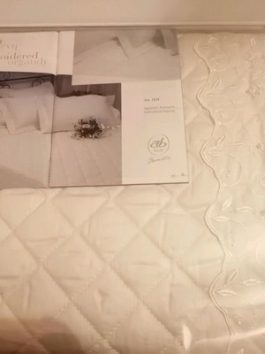 Bridal quilt new with carrying case, 240x270 cm