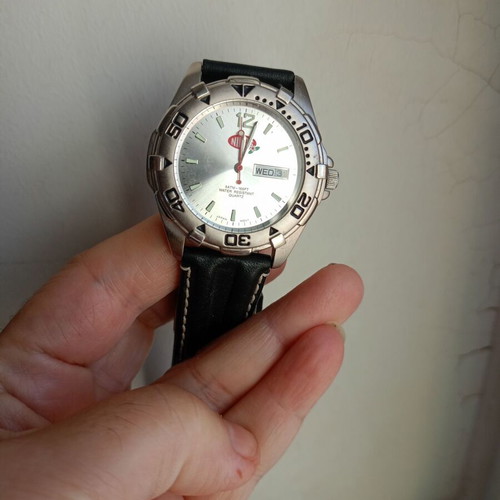 Men's wristwatch used with steel case and black leather strap