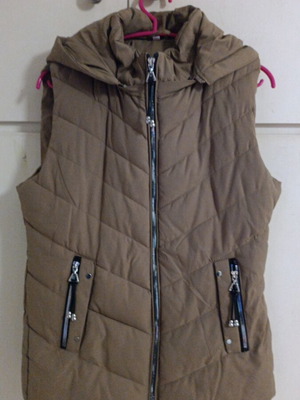 Sleeveless jacket with hood size Medium like new, beige