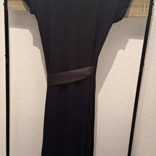 Toi & Moi black wrap dress like new, satin details, versatile fit