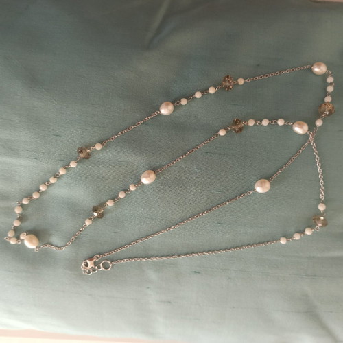 Necklace with pearls like new, white and silver