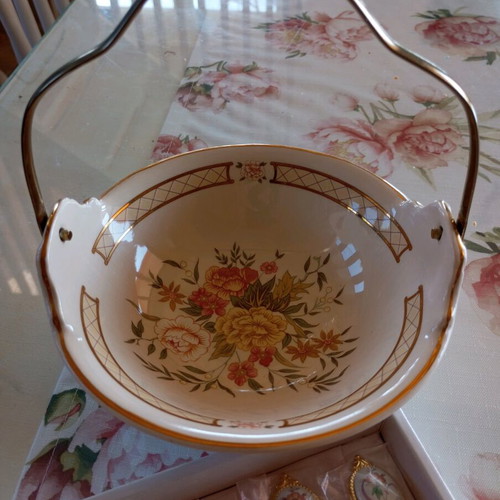 Spoons and bowl like new, set of 6 with handle, minor defect