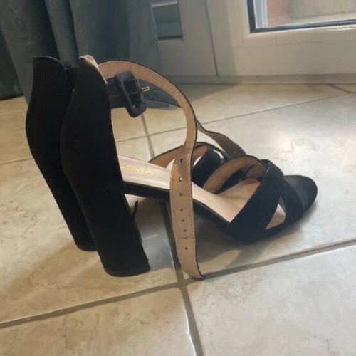 Famous Shoes high heels with square heel like new, black, size 36