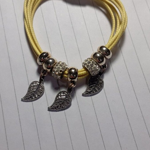Yellow bracelet with magnetic clasp used