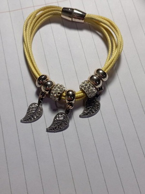 Yellow bracelet with magnetic clasp used