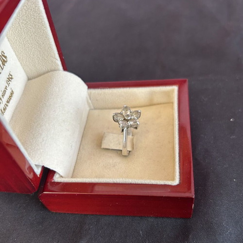 Silver 925 ring used with white flower-shaped stones