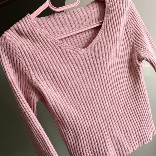 Ribbed crop top pink with V neckline and long sleeves like new