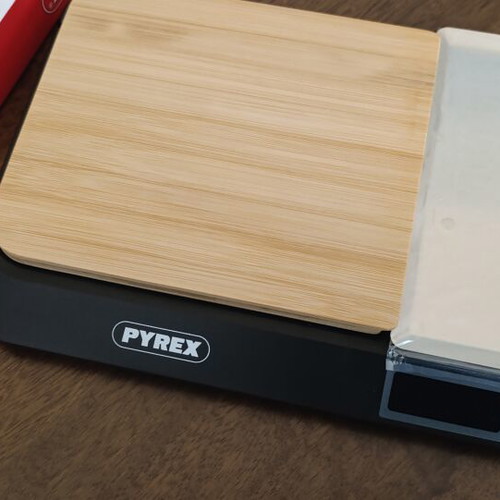 Pyrex kitchen scale and cutting board set unused