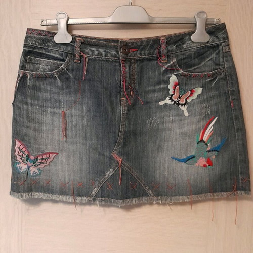Oasis denim skirt size 40 like new with beautiful embroidery