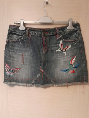 Oasis denim skirt size 40 like new with beautiful embroidery