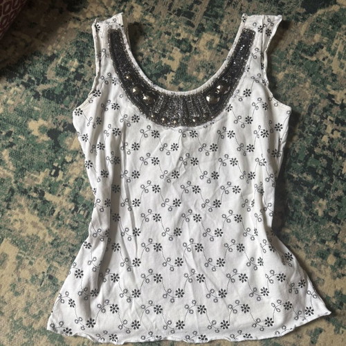 Cotton top like new with floral pattern and neckline detail size M