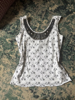 Cotton top like new with floral pattern and neckline detail size M