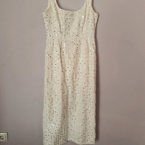 White dress like new, midi length to the calf, medium size