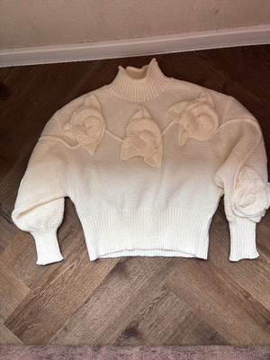 Cream women's sweater size S with 3D knitted roses like new