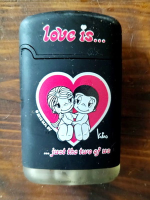 Αναπτήρας Love is μεταχειρισμένος, vintage, λειτουργικός