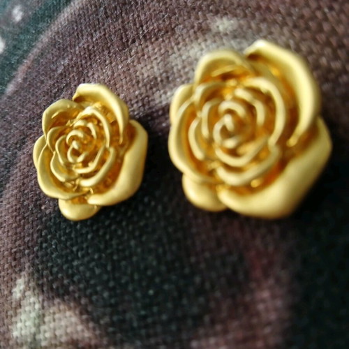 Vintage rose clip earrings like new, gold color