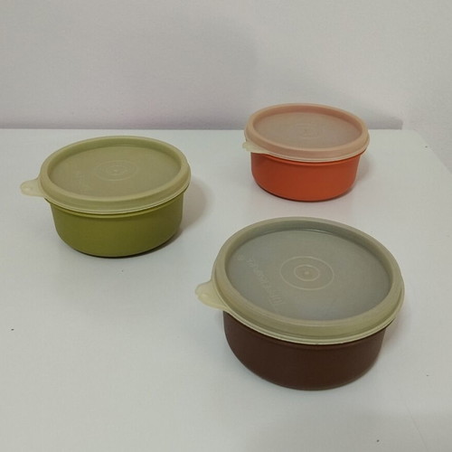 Tupperware set of 3 small bowls with lids, like new