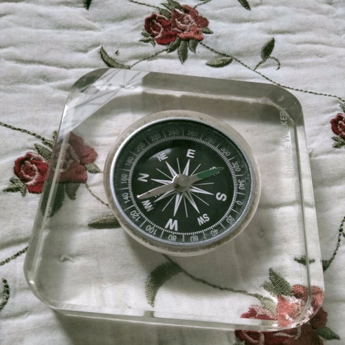 Vintage Johnnie Walker paperweight with compass like new, collectible