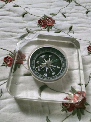 Vintage Johnnie Walker paperweight with compass like new, collectible