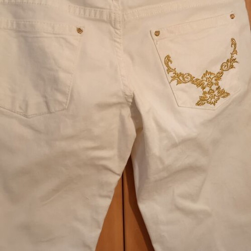 Denim Dreams white pants like new, elastic fabric with embroidery