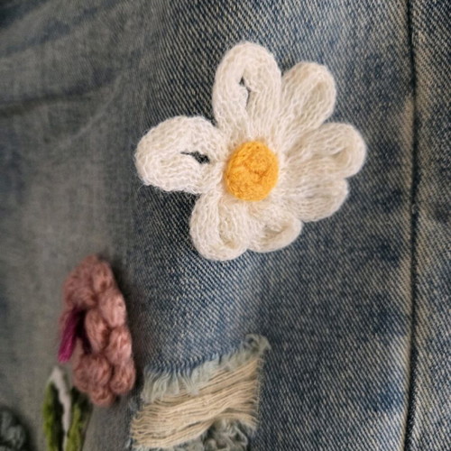 Jeans with knitted flowers and rips new, size M