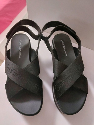 Calvin Klein μαύρα σανδάλια πλατφόρμες νούμερο 39, σχεδόν καινούργια