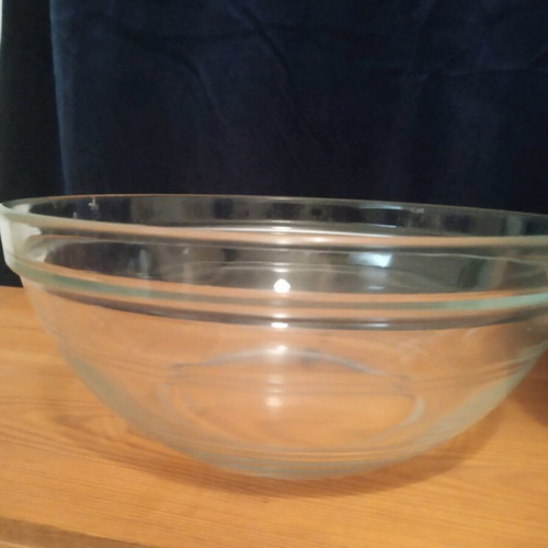 Glass salad bowl like new