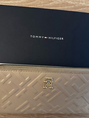 Πορτοφόλι Tommy Hilfiger μπεζ σαν καινούργιο με φερμουάρ και 7 θήκες