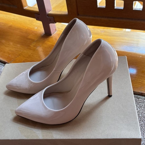 Ideal Shoes nude patent leather pumps size 37 like new