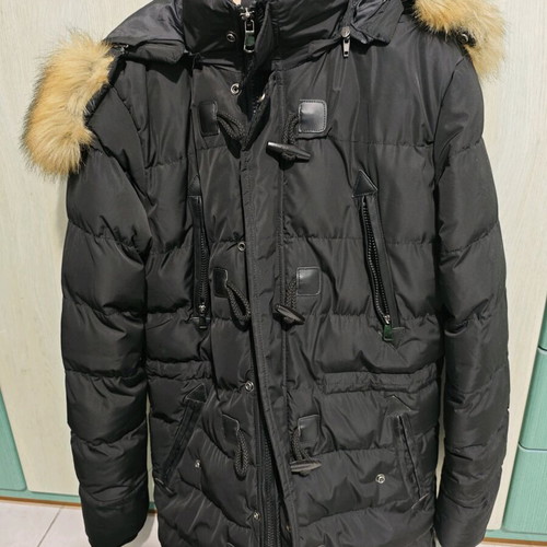 Dsplay black thick jacket like new with fur