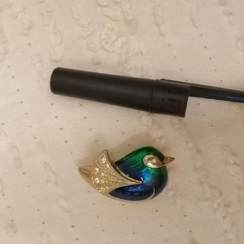Vintage enamel bird brooch like new, multicolor gold finish