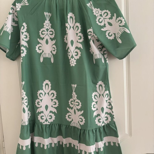 Dress with white patterns in vibrant green, new, size M
