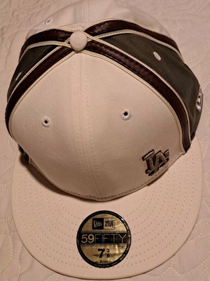 New Era fitted hat new, size Large, white and beige