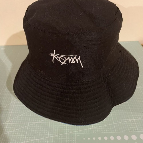 Reversible fabric hat like new, size M, black and multicolor