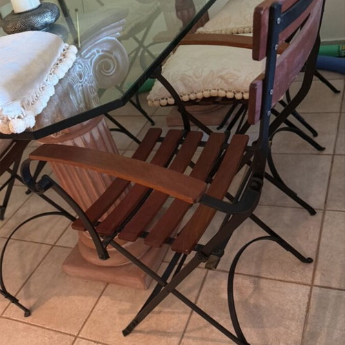 Dining set with six chairs like new, glass top and black frame