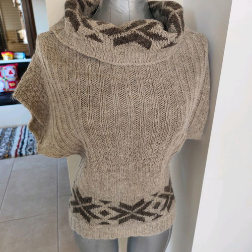 Wool knitted sweater like new, beige, one size