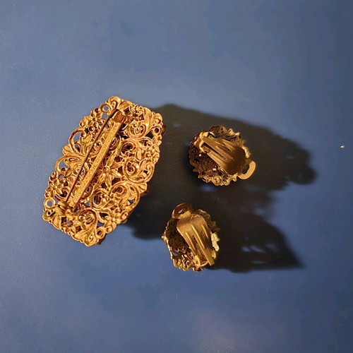 Vintage gold-plated earrings and brooch like new