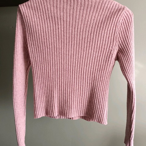 Ribbed crop top pink with V neckline and long sleeves like new