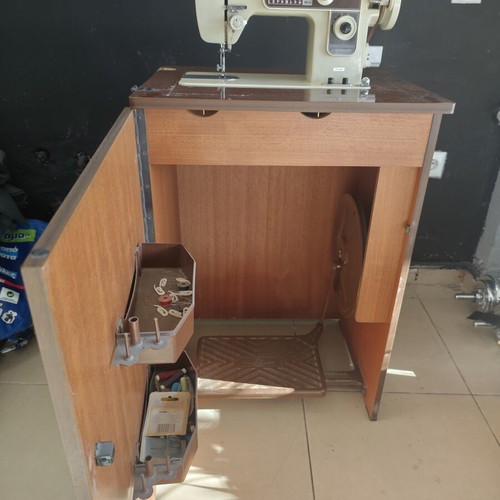 Ραπτομηχανή Ideal vintage με ξύλινο έπιπλο σαν καινούργιο