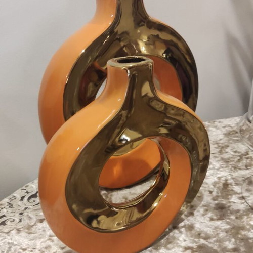 Decorative vase set like new with orange vase and yellow flowers